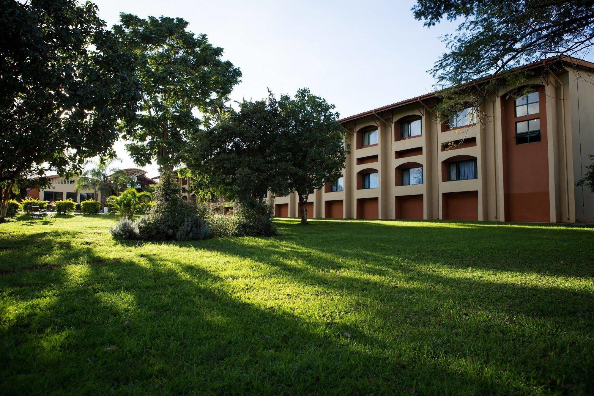 M'Kango Golfview Hotel Lusaka Bagian luar foto